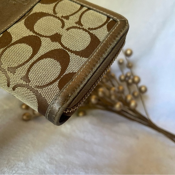 Authentic Coach Zippy wallet - Picture 7 of 9